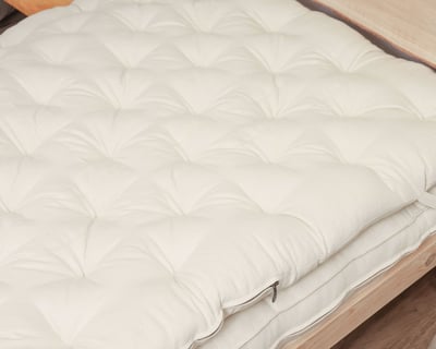 Cubierta de colchón sin residuos sobre un colchón de lana.