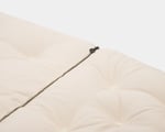 close-up van de twee stukken wollen gesplitste matras, aan elkaar geritst