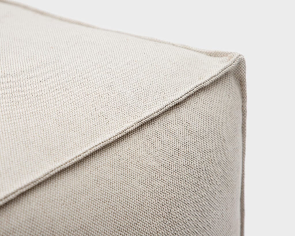 tygdetalj på fyrkantig ottoman i ull
