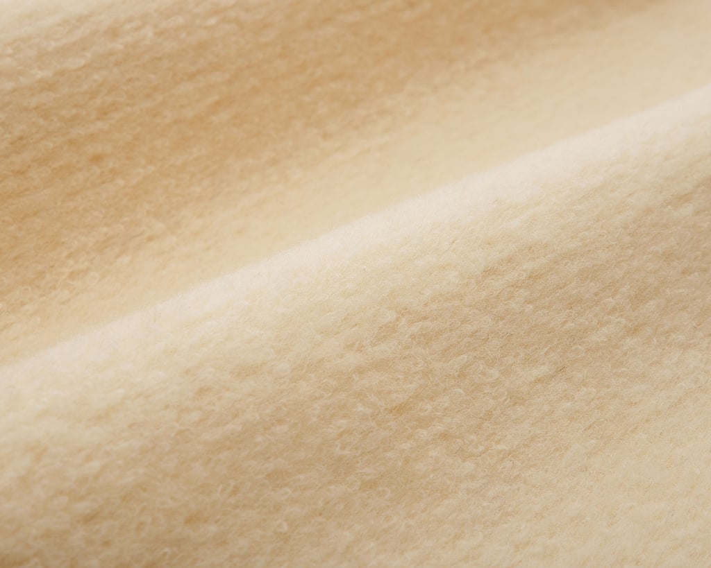 Närbild på texturen hos ett tyg av karakulull från Home of Wool
