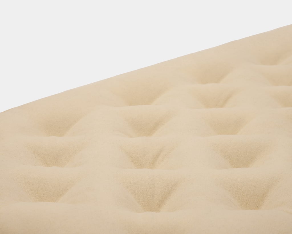 Detalle del acolchado del colchón de lana para cuna.