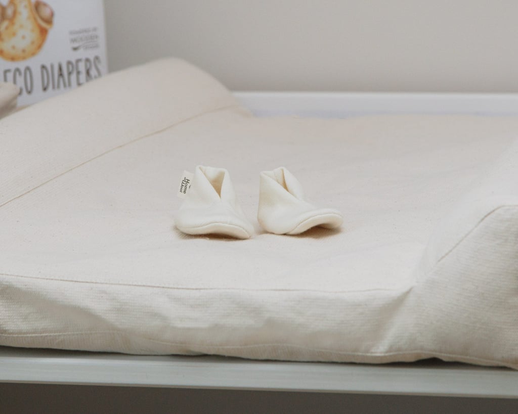 uldtøfler oven på en puslehynde