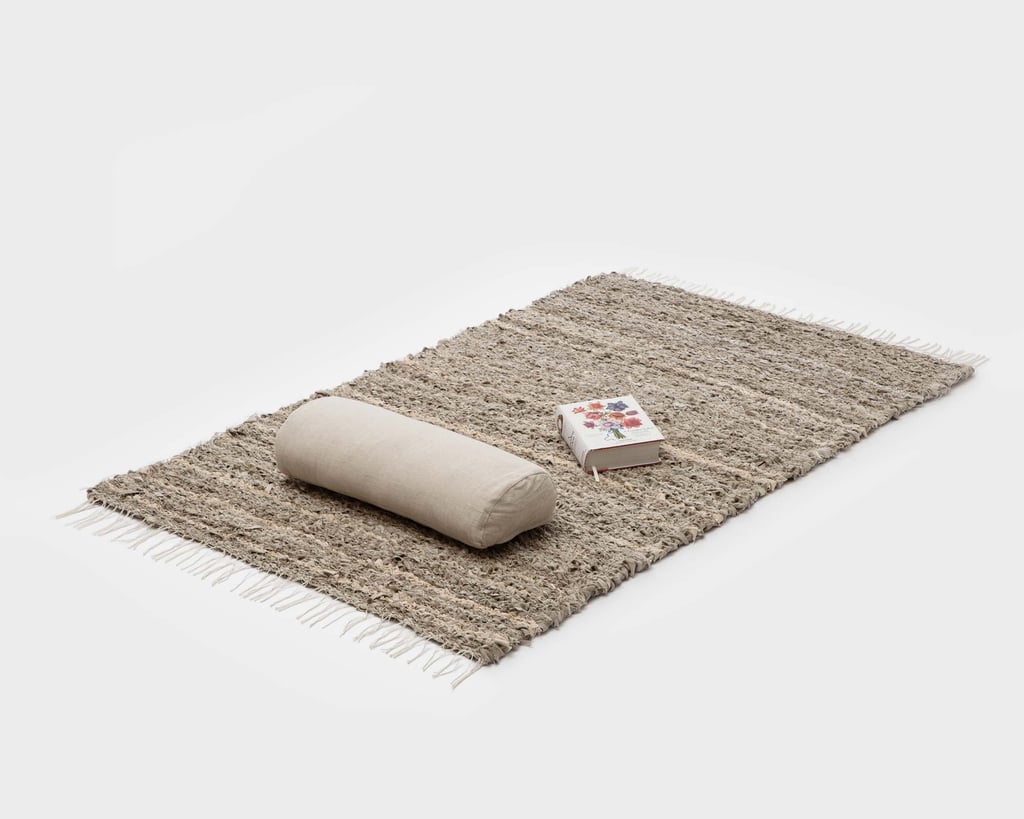 puolikuun muotoinen tyyny modernilla käsin kudotulla pellavamatolla