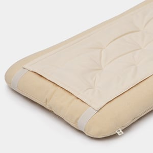 hem av ull baby lounger med en topp